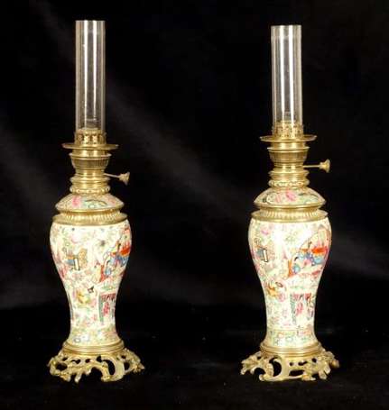 Paire de vases en porcelaine de Canton montés en 