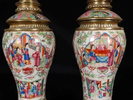 Paire de vases en porcelaine de Canton montés en 