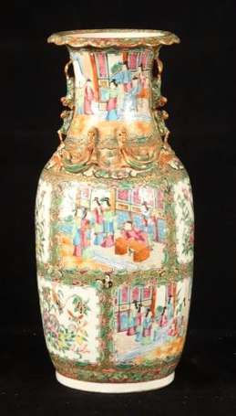 Vase en porcelaine de Canton à décor de réserves 