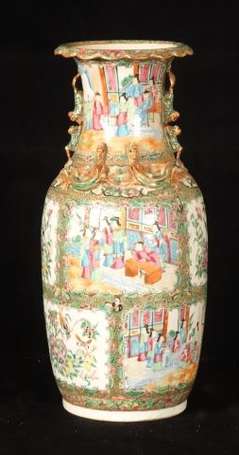 Vase en porcelaine de Canton à décor de réserves 