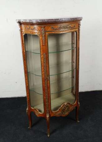 Vitrine demi-lune en bois de placage, ouvrant par 