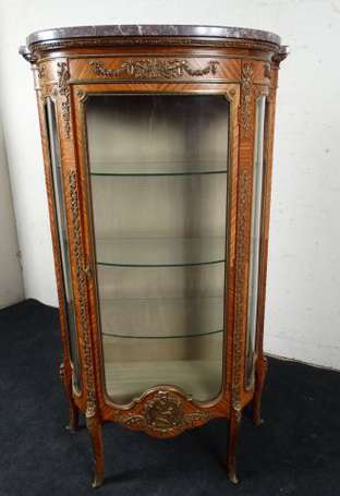 Vitrine demi-lune en bois de placage, ouvrant par 