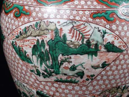 Vase balustre en porcelaine de Chine de la famille