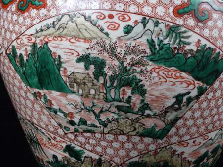 Vase balustre en porcelaine de Chine de la famille