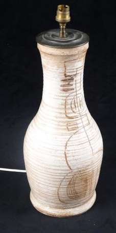 Vase pansu à long col, glaçure beige et décor 