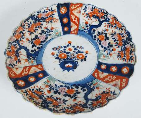 Japon. Plat en porcelaine à décor Imari, à motif 