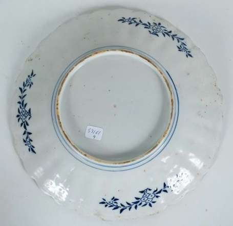 Japon. Plat en porcelaine à décor Imari, à motif 