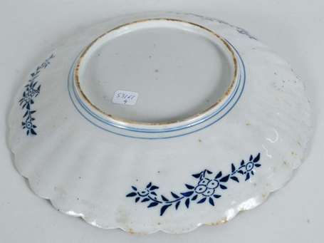 Japon. Plat en porcelaine à décor Imari, à motif 