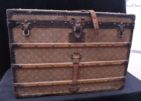 Louis Vuitton. Malle de voyage en toile enduite 