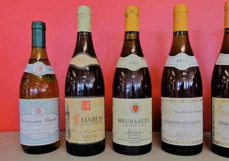 8 Bts de vin blanc principalement Bourgogne