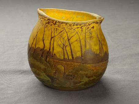 LEGRAS - Vase boule plate à col oblong en verre 