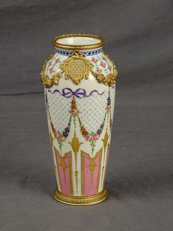 SAMSON - Vase en porcelaine à décor de guirlande 