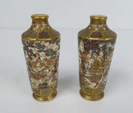 JAPON - Satsuma. Paire de vases rouleaux en 