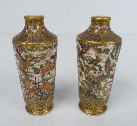 JAPON - Satsuma. Paire de vases rouleaux en 