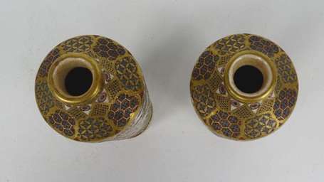 JAPON - Satsuma. Paire de vases rouleaux en 