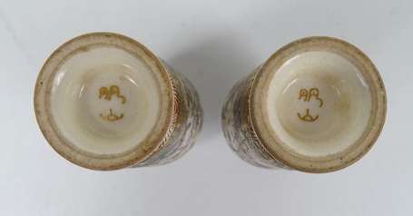 JAPON - Satsuma. Paire de vases rouleaux en 