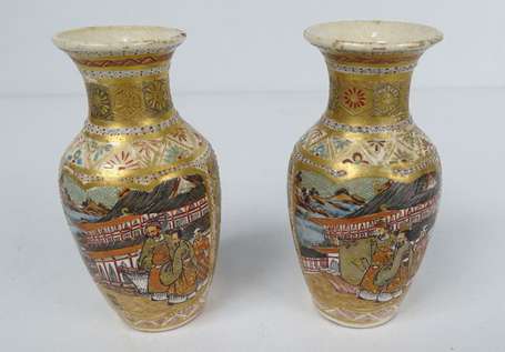 JAPON - Satsuma. Paire de vases balustres en 