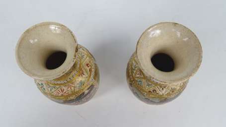 JAPON - Satsuma. Paire de vases balustres en 