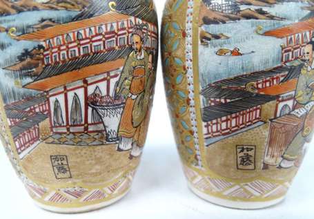 JAPON - Satsuma. Paire de vases balustres en 