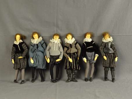 Six mannequins prototypes des costumes du film La 