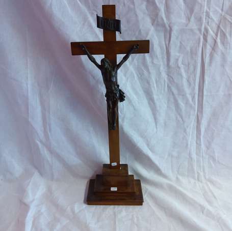 Crucifix en régule à patine brune, la croix et le 