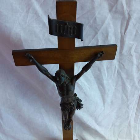 Crucifix en régule à patine brune, la croix et le 