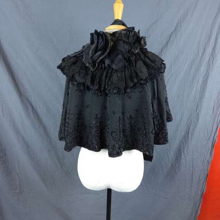 Cape en toile noire brodé de lambrequins de perles