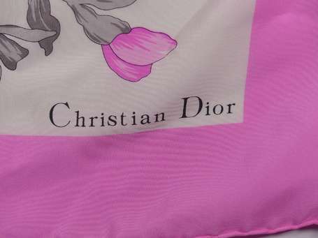 CHRISTIAN DIOR - Carré de soie à décor imprimé de 
