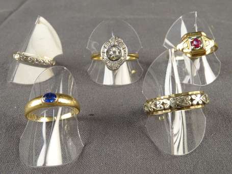 4 Bagues en or 750°/°°° elles sont montées de 
