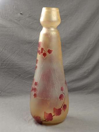 LEGRAS - Vase fuselé à col renflé en verre doublé,