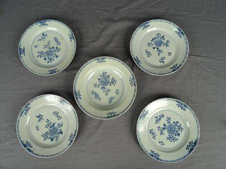 Quatre assiettes plates et une creuse en 