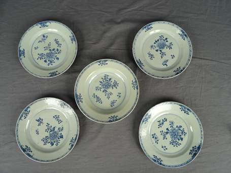 Quatre assiettes plates et une creuse en 