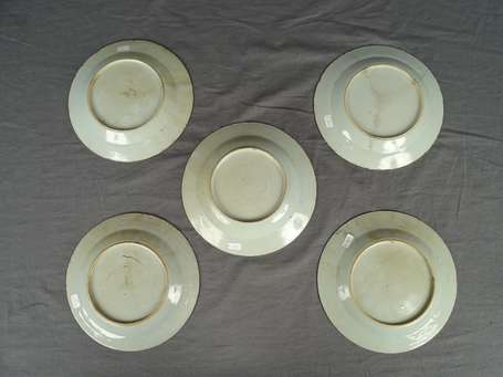Quatre assiettes plates et une creuse en 