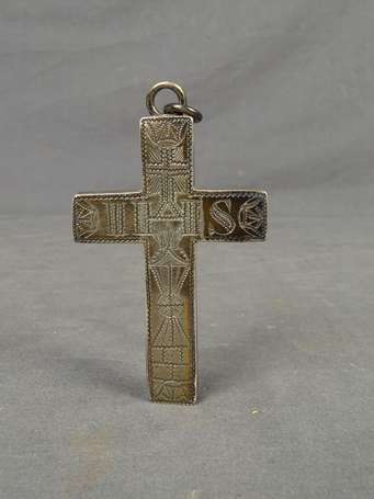 Croix reliquaire en argent gravé au tremblé des 