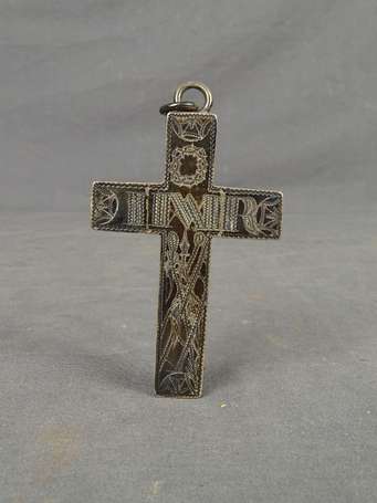 Croix reliquaire en argent gravé au tremblé des 