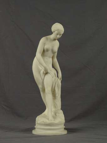 Femme au bain. Sujet en marbre de carrare. H. 54 