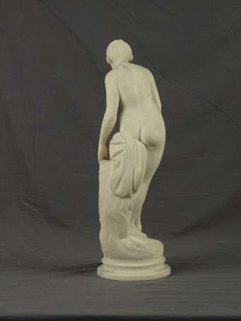 Femme au bain. Sujet en marbre de carrare. H. 54 