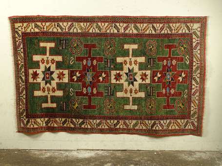 TAPIS Kasak laine et coton, le champ vert orné de 