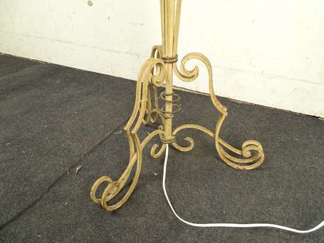 Lampadaire En fer forgé laqué crème. Décor de 