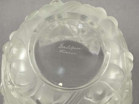 LALIQUE - Vase Avallon En verre moulé pressé. 