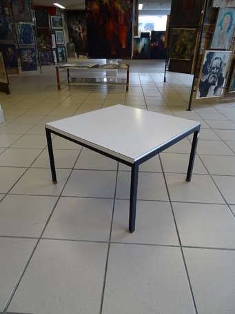 Table rectangle en teck et placage, les pieds 