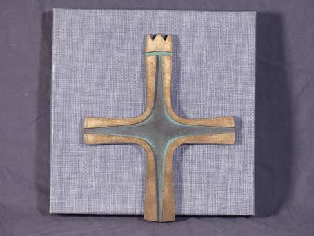 Croix en bronze à patine nuancée. H. 22 cm