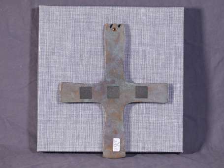 Croix en bronze à patine nuancée. H. 22 cm