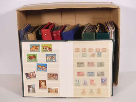 Lot de 10 albums de timbres divers monde tous 