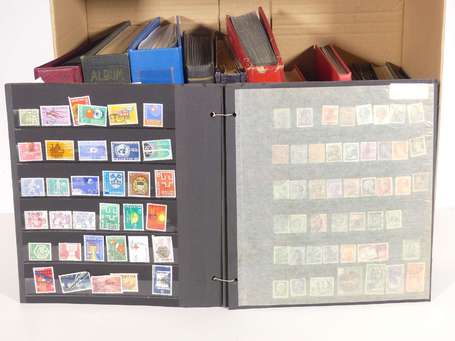 Lot de 12 albums de timbres divers monde dont 