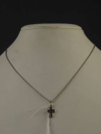 Chaine en or gris 750/°°°, elle porte une croix 