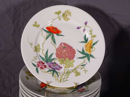 Service de table en porcelaine, décor polychrome 
