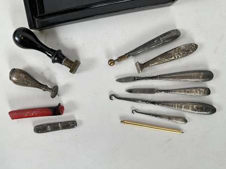 Lot de cachets dans une boite burgautée.