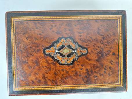 Coffret en marqueterie, l'intérieur capitonné bleu
