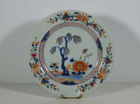 CHINE - Assiette en porcelaine à décor polychrome 